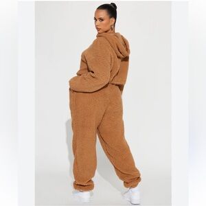 NWOT SHEIN Warm Brown Little Teddy Sherpa
Jogger Set -‎ Mocha